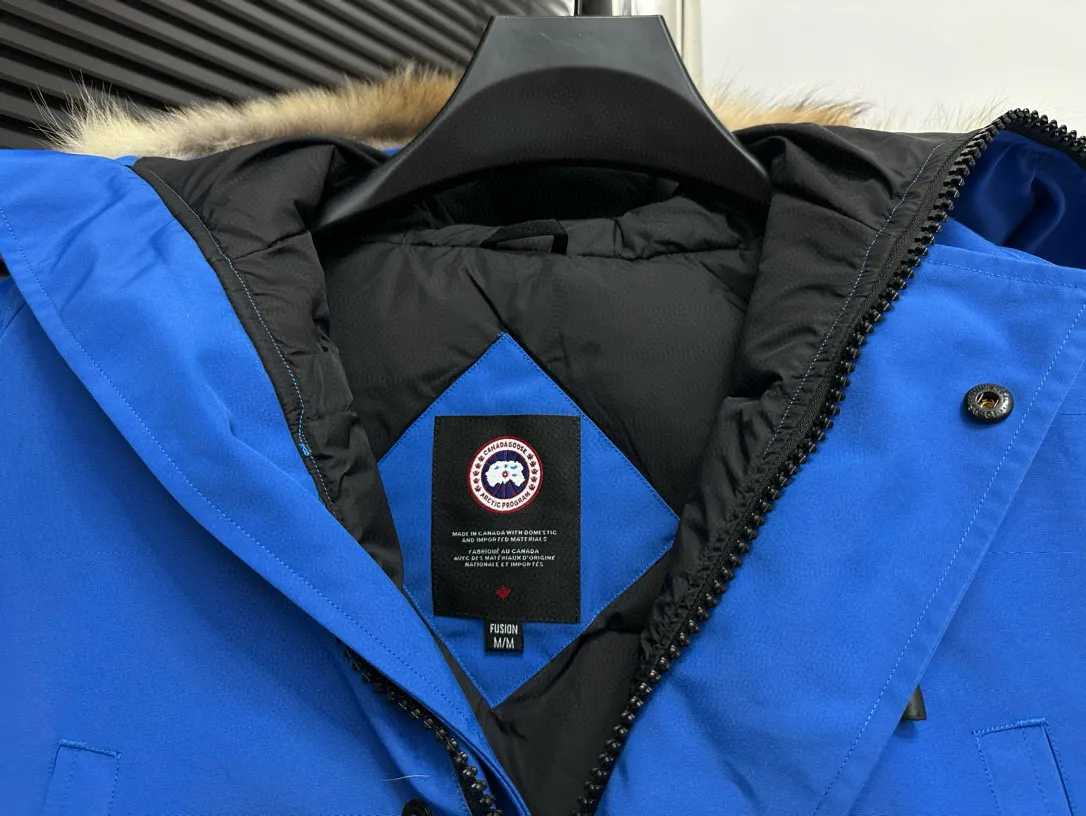 P780 [Canada goose] 01 Exdition Parka Down Jacket for Couples. Genuine original version. You need to compare with the genuine product at any time. All accessories are custom-made from the original factory. 💯The softness and hardness of the fabric is compared with the original one. It can be restored by kneading at will (fabric misunderstanding: fabrics with high hardness are not waterproof. Only those who buy the latest authentic version this year will notice the softness and comfort of the fabric) 💯The down is synchronized with the genuine white duck down, fluffy and not lumpy. Electronically controlled velvet filling machine 💯Customized zippers with genuine YKK military-grade copper core zipper pullers, high hardness and no jamming 💯The fur collar is purchased from Western Canada coyote skin original customization 💯All workmanship and wiring are controlled by workers with more than ten years of service. They must be horizontal and vertical, and are not crooked. The inner wiring density is more sophisticated. Feel free to compare 💯label, collar label, washed label, hangtag, zipper rope, pocket label Back label, collar velvet, Velcro fasteners, cuffs, all details are updated simultaneously with the original product. The best version, the most complete colors, battle all kinds of worldly goods, sizes: XS-XXL